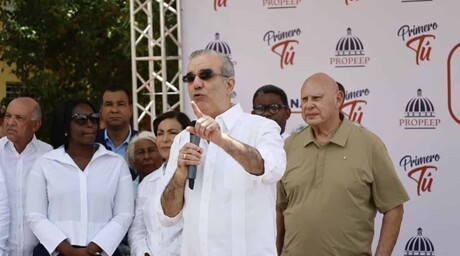 El presidente Luis Abinader promete impulsar proyectos de agua y obras viales en Saman&aacute;