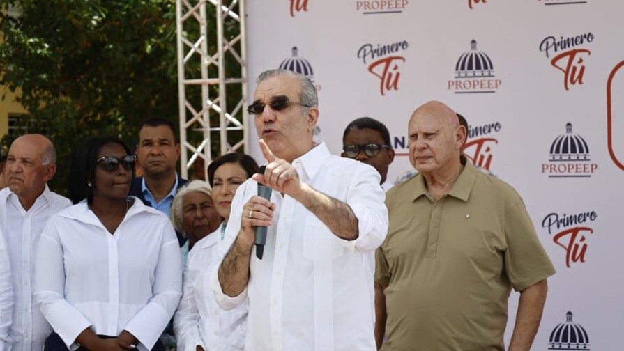 El presidente Luis Abinader promete impulsar proyectos de agua y obras viales en Samaná El presidente Luis Abinader promete impulsar proyectos de agua y obras viales en Samaná