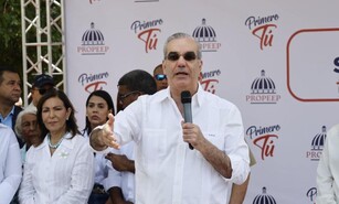 Abinader defiende las ayudas sociales en medio de las quejas por los nuevos impuestos