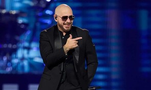 Pitbull establece r&eacute;cord mundial de mayor concentraci&oacute;n de personas con calvas postizas