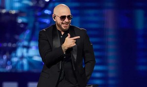 Pitbull establece r&eacute;cord mundial de mayor concentraci&oacute;n de personas con calvas postizas