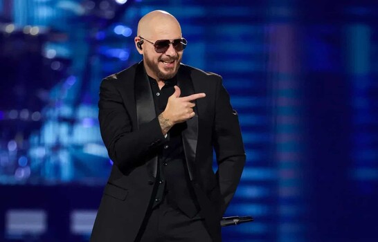 Pitbull establece r&eacute;cord mundial de mayor concentraci&oacute;n de personas con calvas postizas