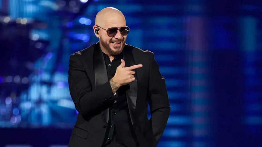 Pitbull establece récord mundial de mayor concentración de personas con calvas postizas Pitbull establece récord mundial de mayor concentración de personas con calvas postizas