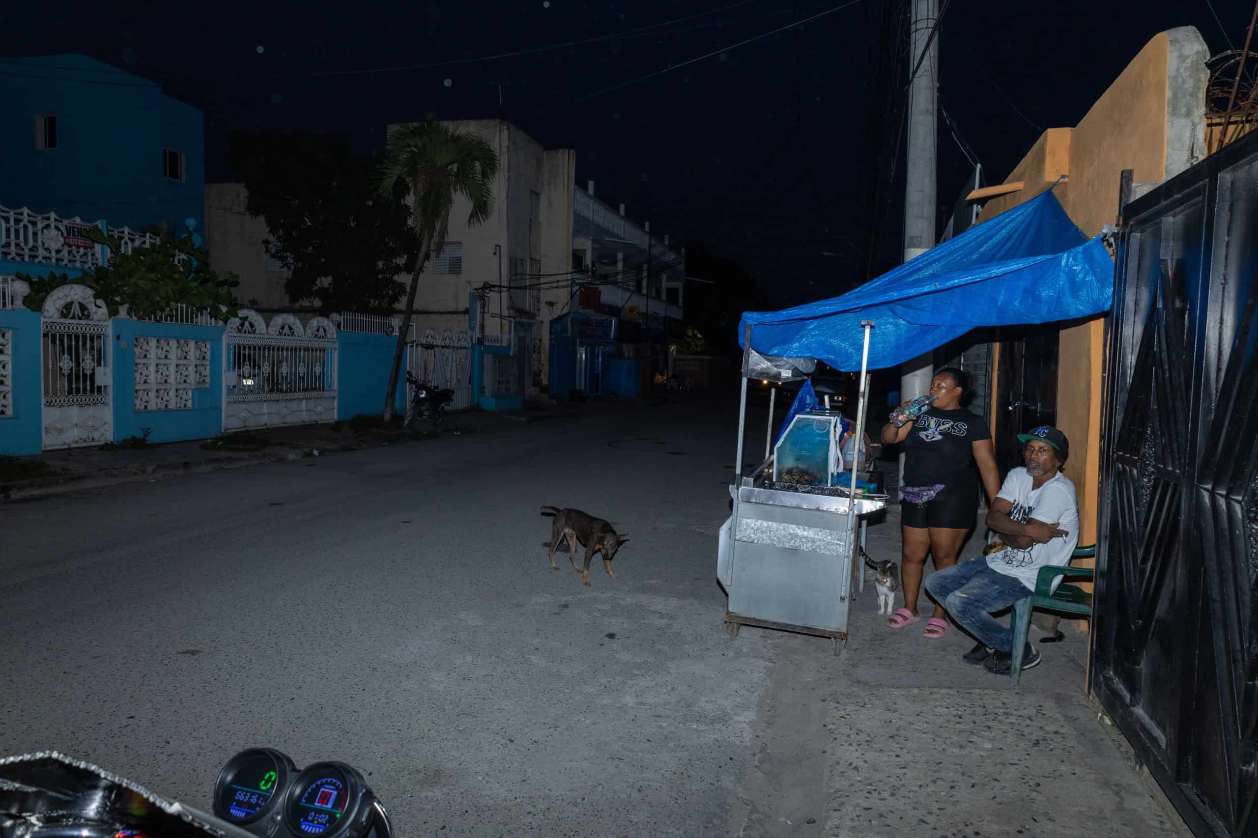 Residentes en las afueras de las calles en Los Frailes.