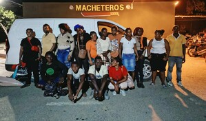 Conductores dominicanos huyen y abandonan dos veh&iacute;culos con 30 haitianos indocumentados en Valverde