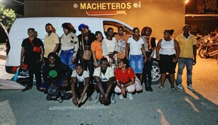Conductores dominicanos huyen y abandonan dos veh&iacute;culos con 30 haitianos indocumentados en Valverde