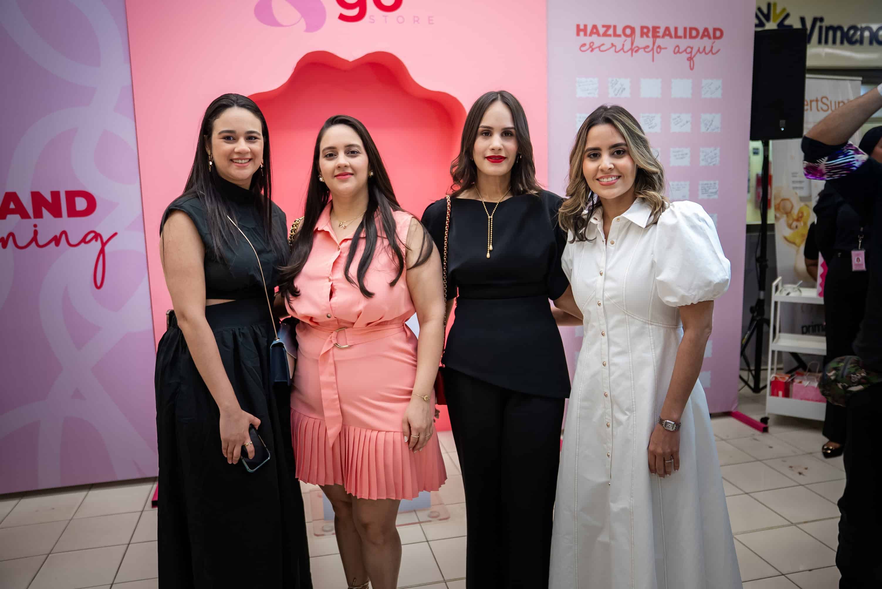 Claudia Silverio, Karla Silverio, Michelle Caro y Nicole Sánchez.