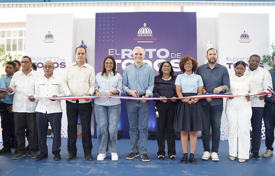 Ministro de Educaci&oacute;n inaugura centro educativo y un techado en Saman&aacute;