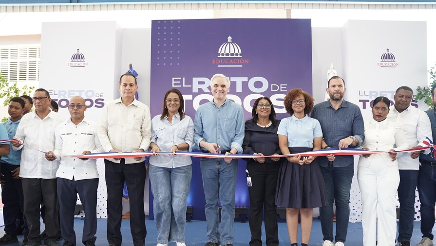 Ministro de Educaci&oacute;n inaugura centro educativo y un techado en Saman&aacute;