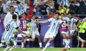 Argentina se gana las semifinales ante Inglaterra con otro calvario