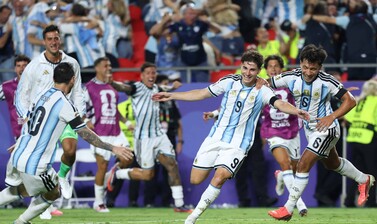 Argentina se gana las semifinales ante Inglaterra con otro calvario