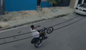 Piden intervenci&oacute;n de las autoridades ante j&oacute;venes que calibran motocicletas en La Romana