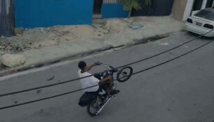 Piden intervenci&oacute;n de las autoridades ante j&oacute;venes que calibran motocicletas en La Romana