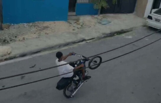 Piden intervenci&oacute;n de las autoridades ante j&oacute;venes que calibran motocicletas en La Romana