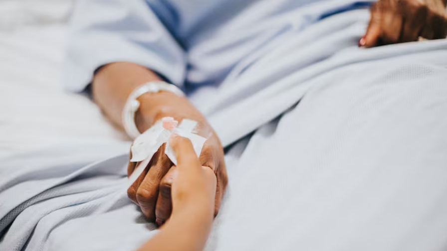 El pasajero que casi sale despedido de un avión sigue hospitalizado, pero fuera de peligro El pasajero que casi sale despedido de un avión sigue hospitalizado, pero fuera de peligro