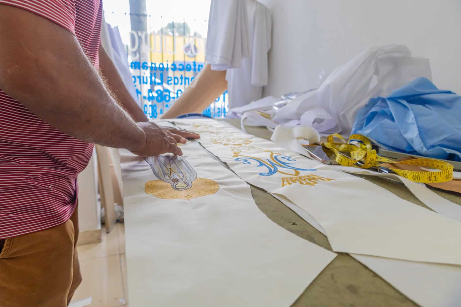Piezas de ornamentos litúrgicos utilizados por sacerdotes