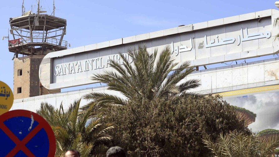 Un avión iraní se desvía y aterriza en Al Hudeida tras bombardeos en el aeropuerto de Saná Un avión iraní se desvía y aterriza en Al Hudeida tras bombardeos en el aeropuerto de Saná