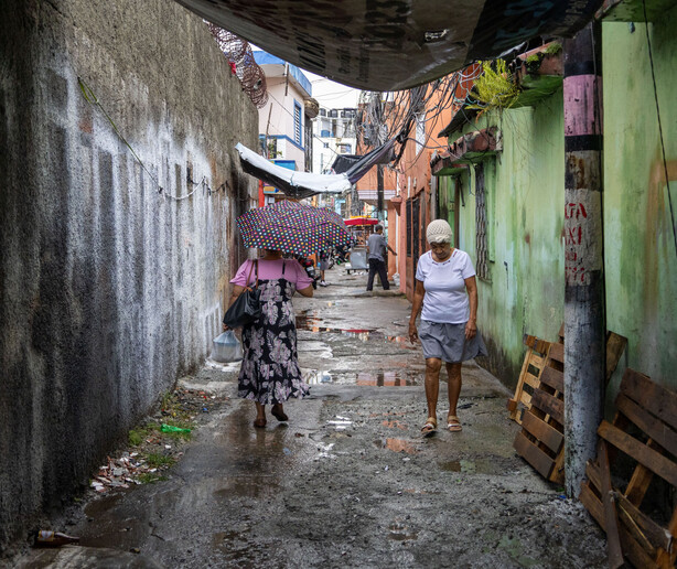 En los callejones de Santo Domingo, el hacinamiento, la hermandad y chisme conviven puerta a puerta En los callejones de Santo Domingo, el hacinamiento, la hermandad y chisme conviven puerta a puerta