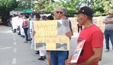 Comunitarios realizan vigilia para exigir reconstrucci&oacute;n de carretera en Puerto Plata