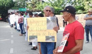 Comunitarios realizan vigilia para exigir reconstrucci&oacute;n de carretera en Puerto Plata