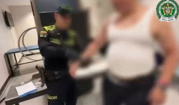 Detienen en Bogot&aacute; a hombre vestido de piloto que viajaba a Espa&ntilde;a con 10 kilos de coca&iacute;na