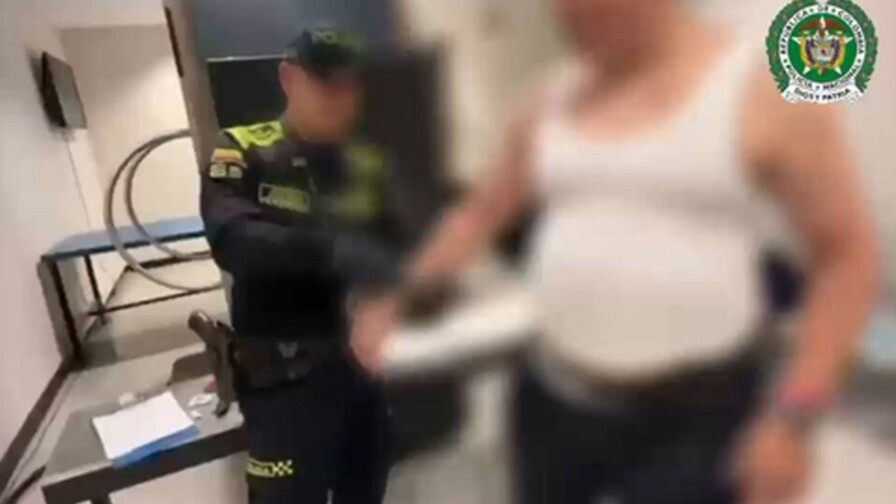 Detienen en Bogot&aacute; a hombre vestido de piloto que viajaba a Espa&ntilde;a con 10 kilos de coca&iacute;na