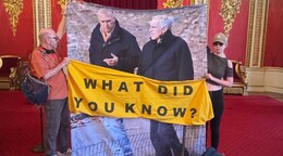 Protesta dentro del palacio de Buckingham contra el expr&iacute;ncipe Andr&eacute;s