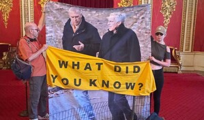 Protesta dentro del palacio de Buckingham contra el expr&iacute;ncipe Andr&eacute;s