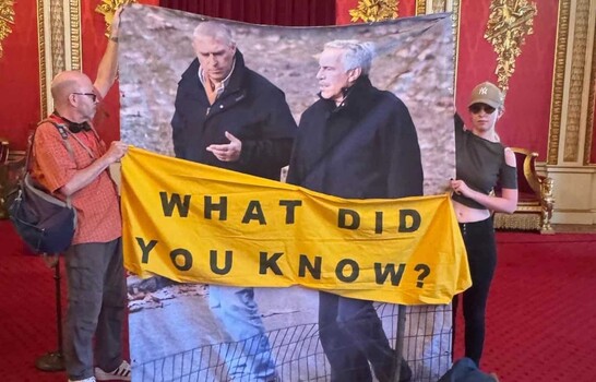 Protesta dentro del palacio de Buckingham contra el expr&iacute;ncipe Andr&eacute;s