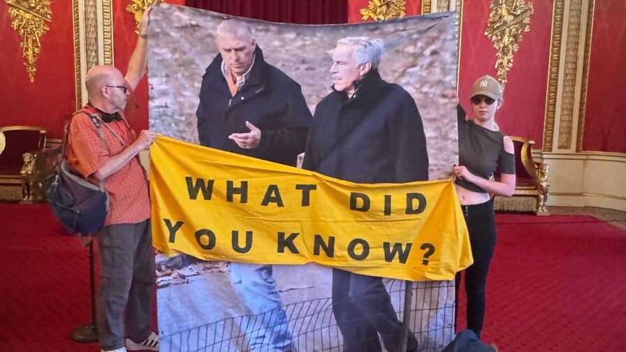 Protesta dentro del palacio de Buckingham contra el expr&iacute;ncipe Andr&eacute;s