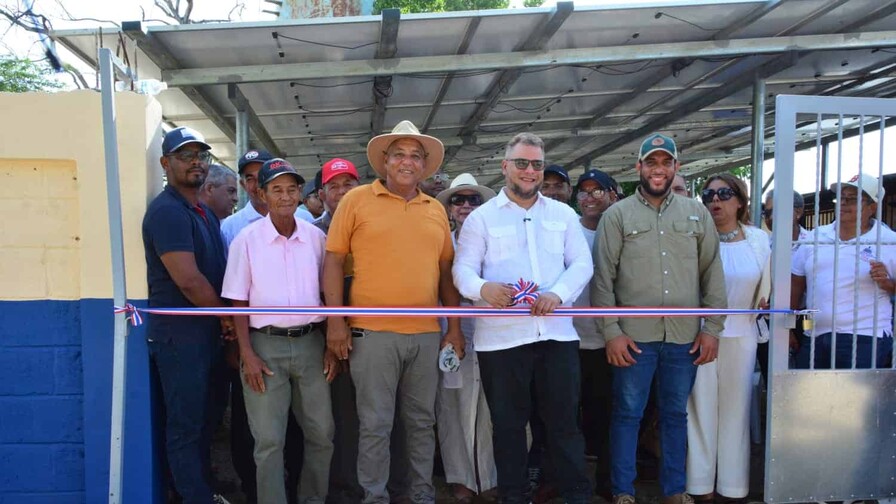 El FEDA entrega paneles solares a ganaderos de Montecristi El FEDA entrega paneles solares a ganaderos de Montecristi