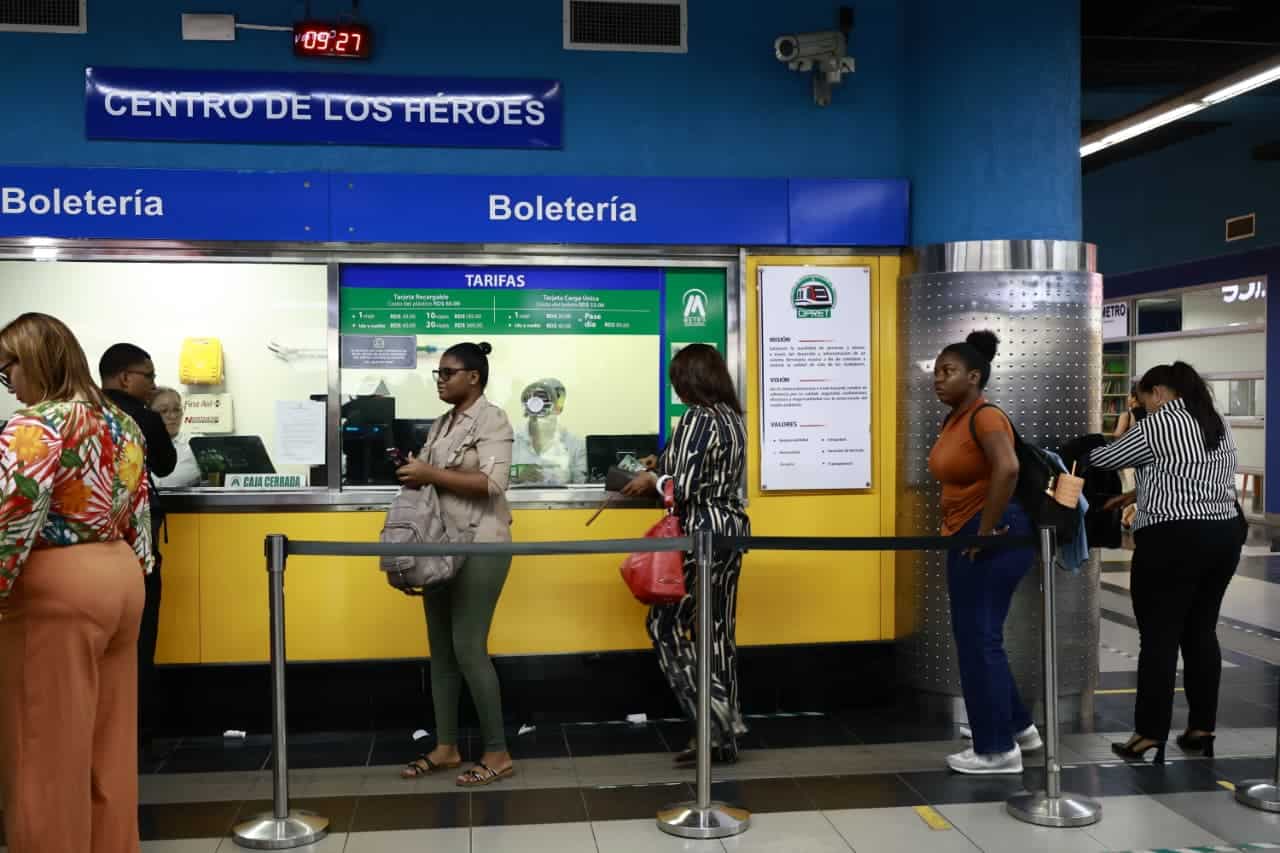 Usuarios del Metro de Santo Domingo