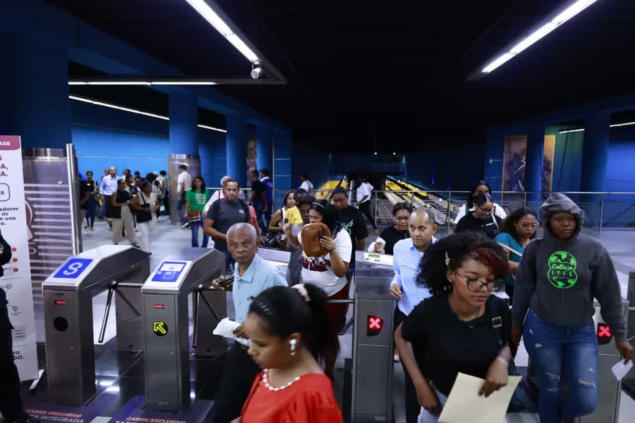 Usuarios del Metro de Santo Domingo.