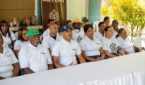 Artesanos de Miches denuncian intentos de vendedores externos de ocupar espacios en Playa Esmeralda