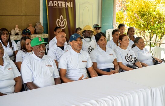Artesanos de Miches denuncian intentos de vendedores externos de ocupar espacios en Playa Esmeralda