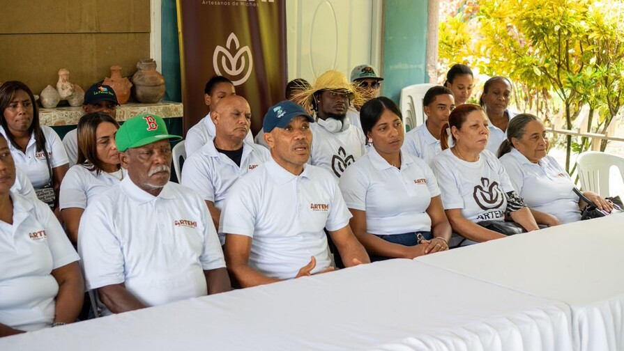 Artesanos de Miches denuncian intentos de vendedores externos de ocupar espacios en Playa Esmeralda