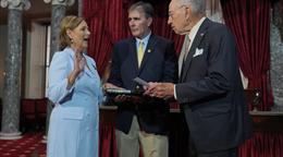 La hermana del senador fallecido Lindsey Graham jura oficialmente su cargo en el Senado