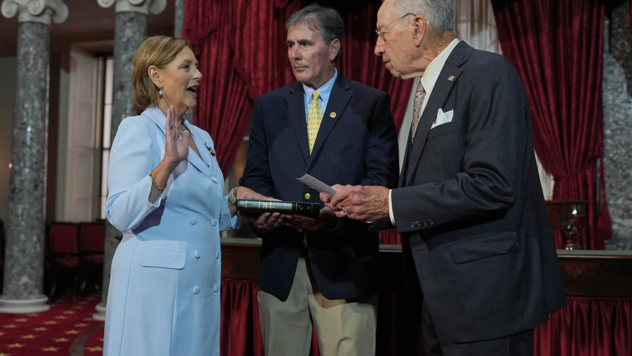 La hermana del senador fallecido Lindsey Graham jura oficialmente su cargo en el Senado La hermana del senador fallecido Lindsey Graham jura oficialmente su cargo en el Senado