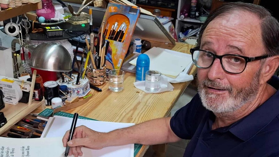 El hombre que dedicó más de seis años a copiar todo el Quijote con caligrafía gótica El hombre que dedicó más de seis años a copiar todo el Quijote con caligrafía gótica