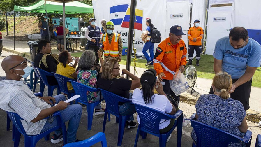 Heridos de la búsqueda entre escombros, víctimas colaterales de los sismos en Venezuela Heridos de la búsqueda entre escombros, víctimas colaterales de los sismos en Venezuela