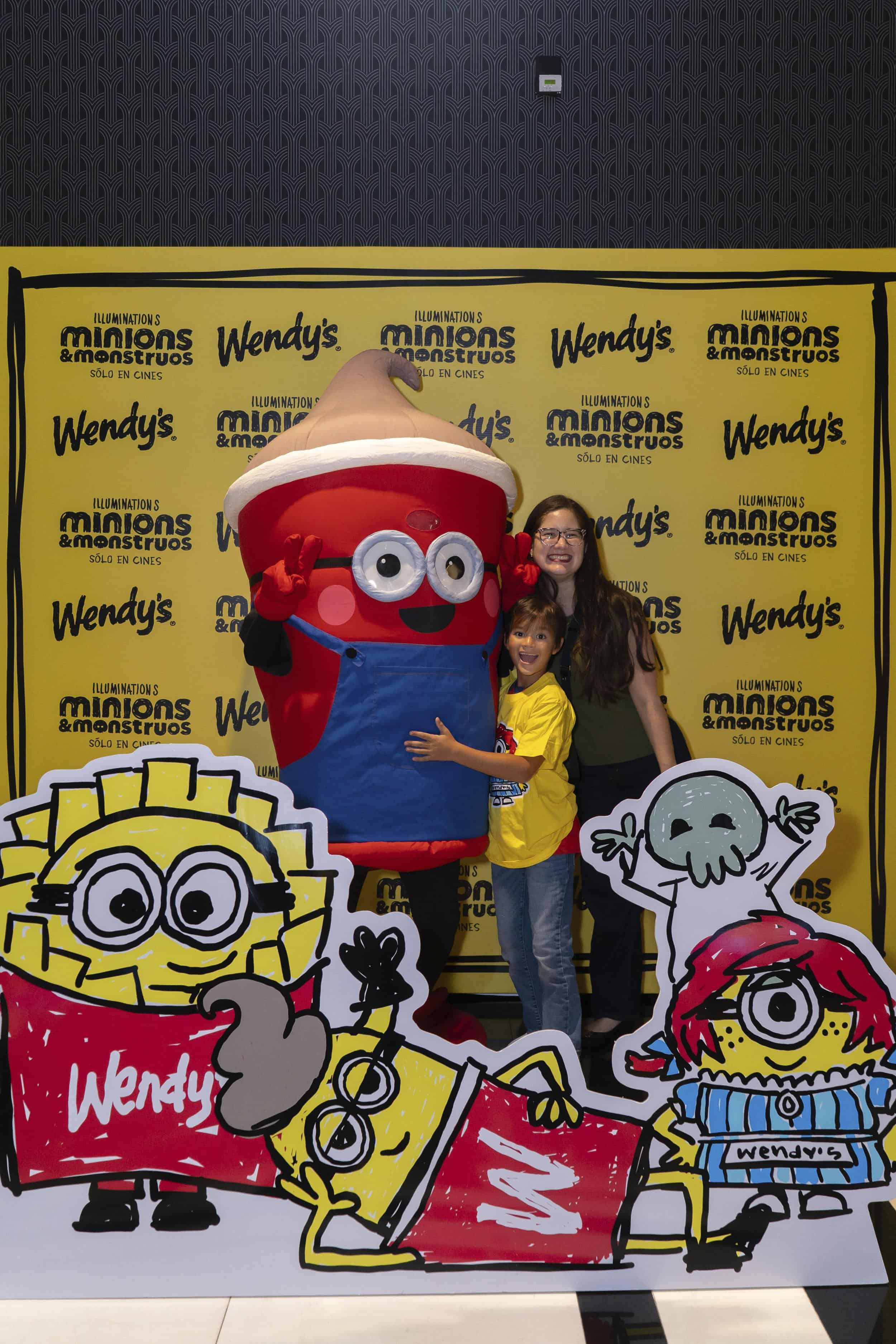 Iamdra Fermín y su hijo durante la premier exclusiva.jpg