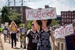 Residentes de Maine protestan por la muerte de inmigrante colombiano a manos de ICE Residentes de Maine protestan por la muerte de inmigrante colombiano a manos de ICE