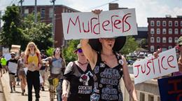 Residentes de Maine protestan por la muerte de inmigrante colombiano a manos de ICE