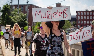 Residentes de Maine protestan por la muerte de inmigrante colombiano a manos de ICE