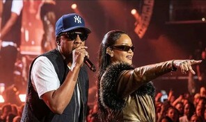 Rihanna sorprende con su regreso a los escenarios junto a Jay-Z en Nueva York Rihanna sorprende con su regreso a los escenarios junto a Jay-Z en Nueva York
