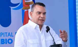 Landr&oacute;n afirma que no existe desempleo m&eacute;dico, sino una "supernumeraria" cantidad de profesionales