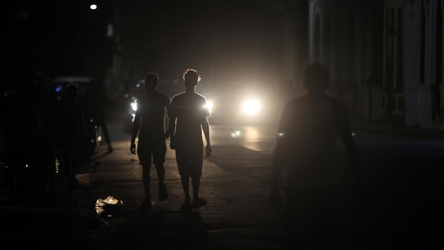 Tres apagones nacionales en una semana: la crisis energética en Cuba se agudiza Tres apagones nacionales en una semana: la crisis energética en Cuba se agudiza