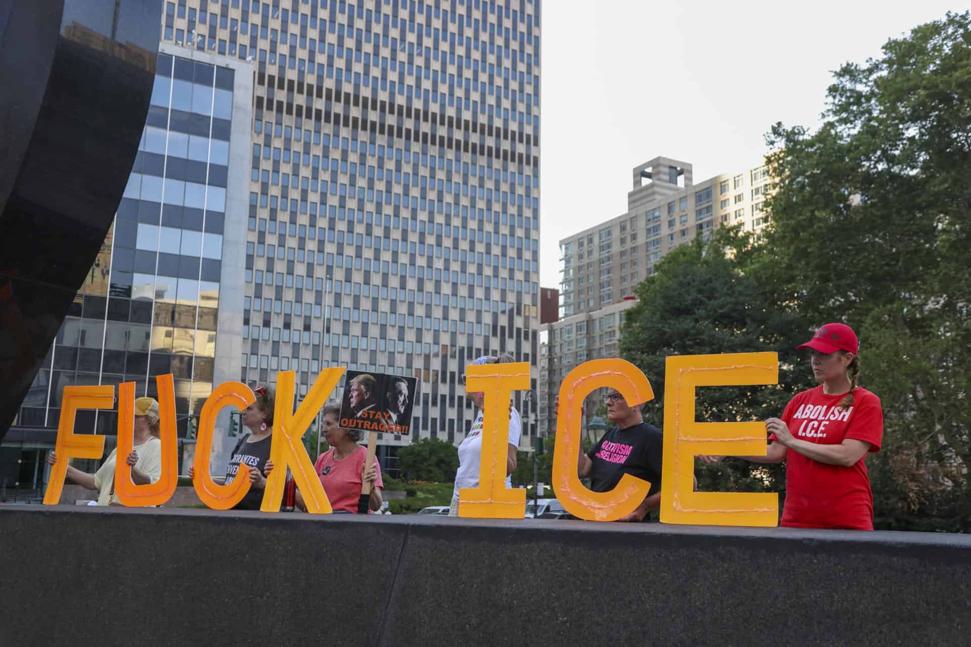Personas participan en la protesta ICE Out: Justicia para Lorenzo y Joan en Foley Square, Nueva York, EE. UU., el 14 de julio de 2026