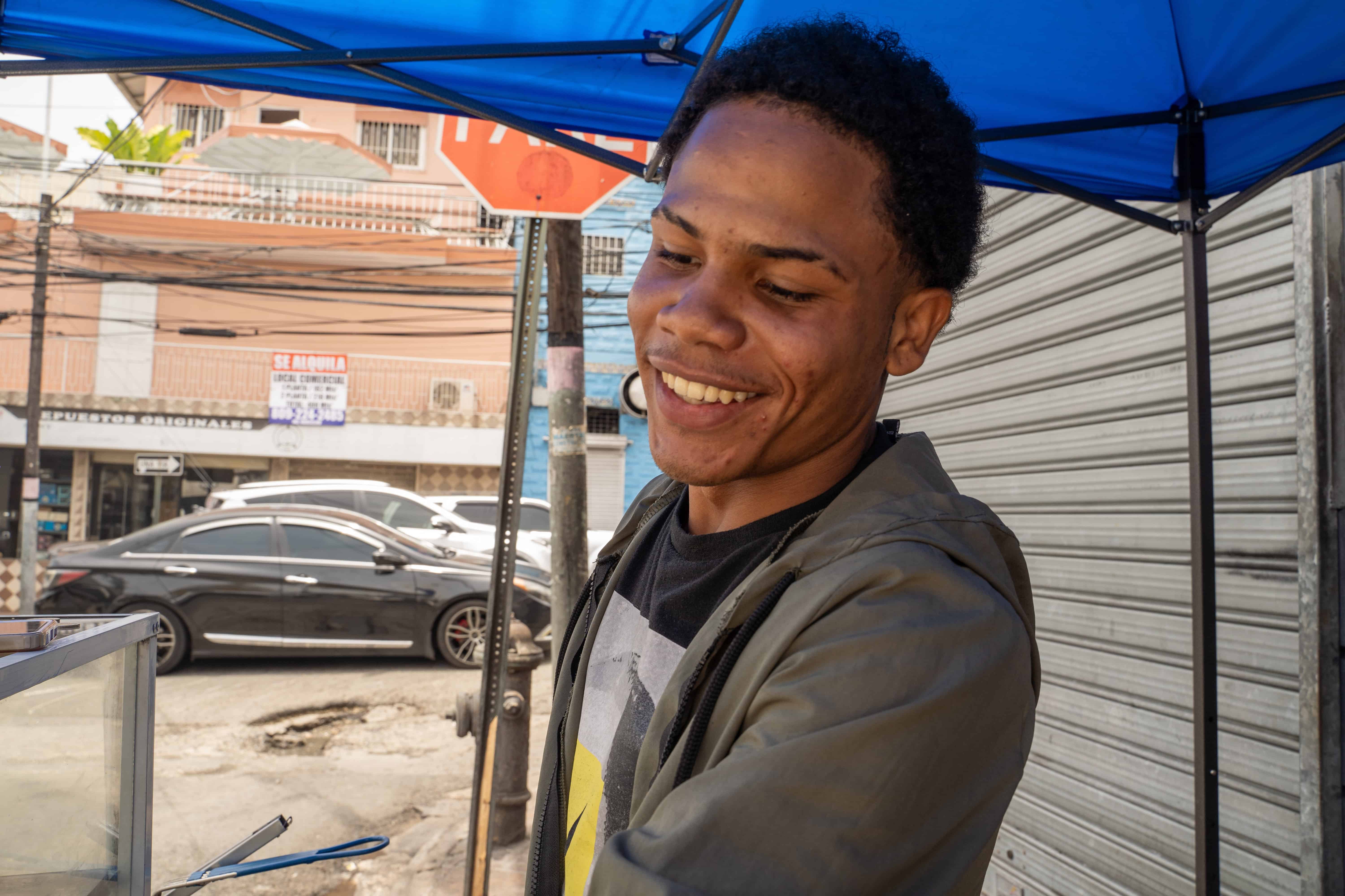 Wil Feliz, vendedor de empanadas en la avenida 30 de Marzo esquina Gaspar Hernández, en el sector San Carlos, ha sido testigo de los daños que el hoyo ha provocado a varios vehículos.