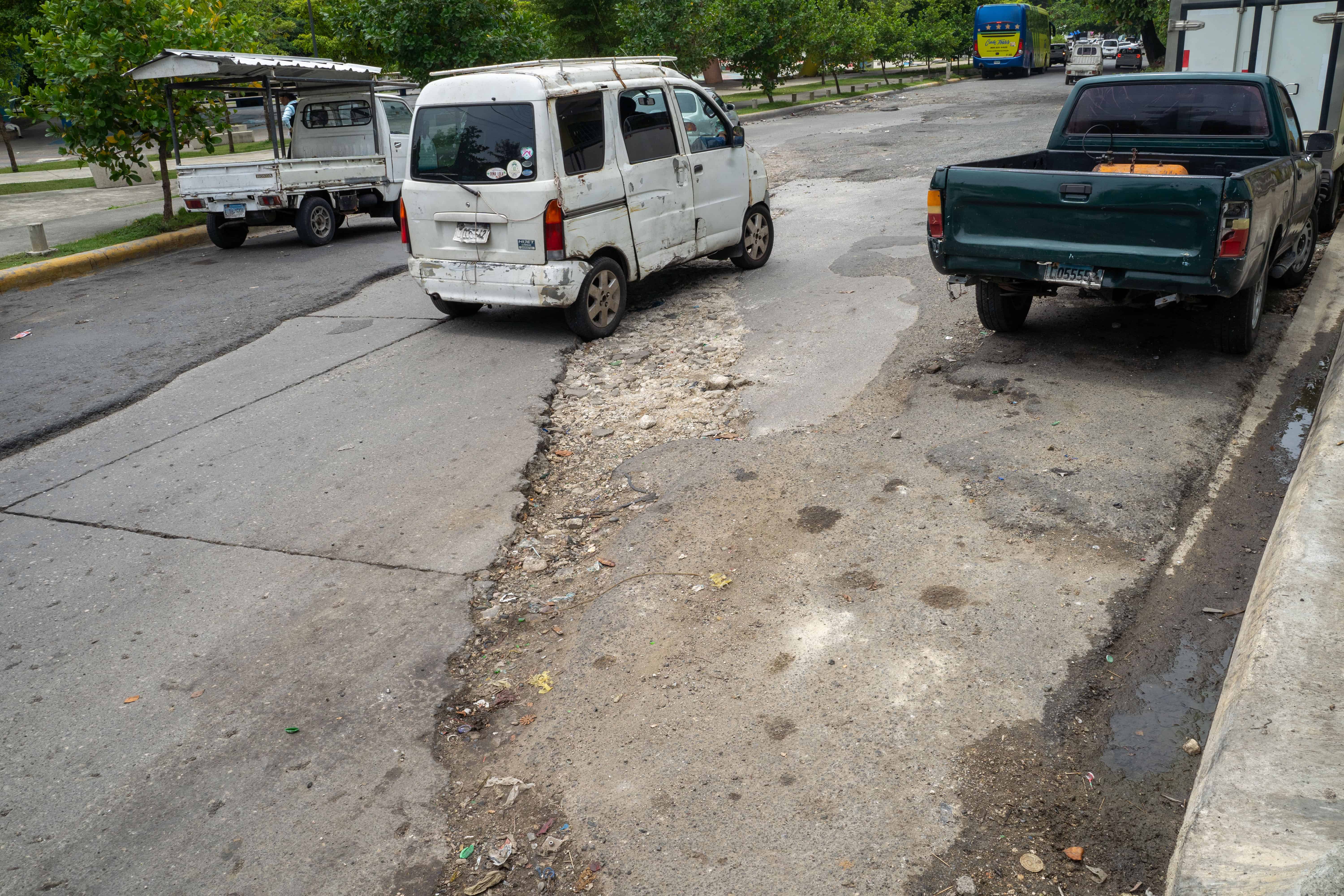 Vehículos circulan por un tramo deteriorado en el sector Cristo Rey.